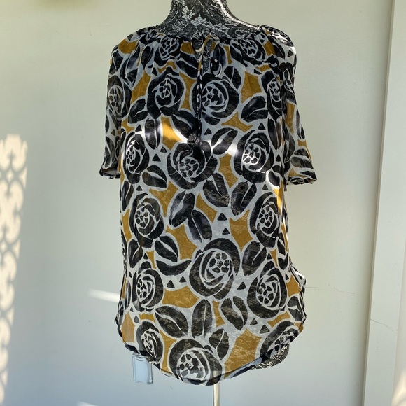 Lucky Brand blouse in black, gold and cream. Shirt sleeve size 1X - Picture 1 of 3